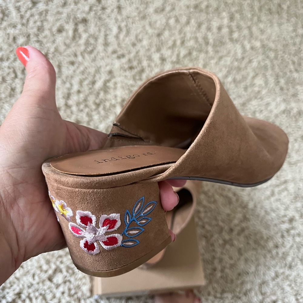 Indigo Rd brown heeled mules with perfect embroidery on heels. So cute & comfy🌸 - Picture 14 of 15